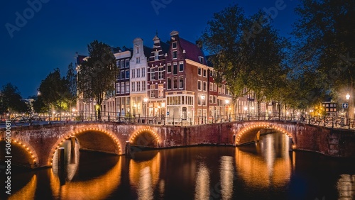 Canvas-taulu Amsterdam, Netherlands bridges and canals at twilight.