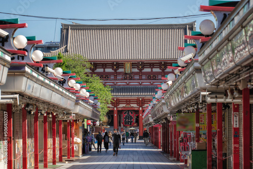 Obraz na płótnie 東京、浅草仲見世通りと宝蔵門（仁王門）が見える風景