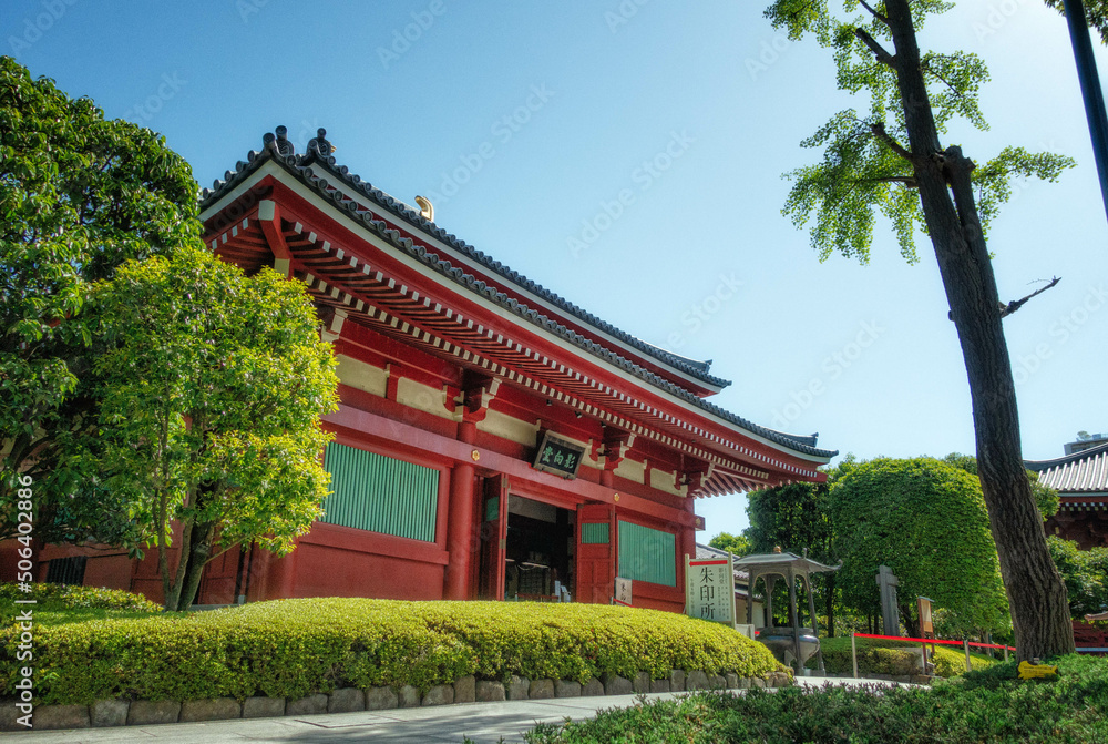 東京、浅草寺の影向堂と初夏の境内風景