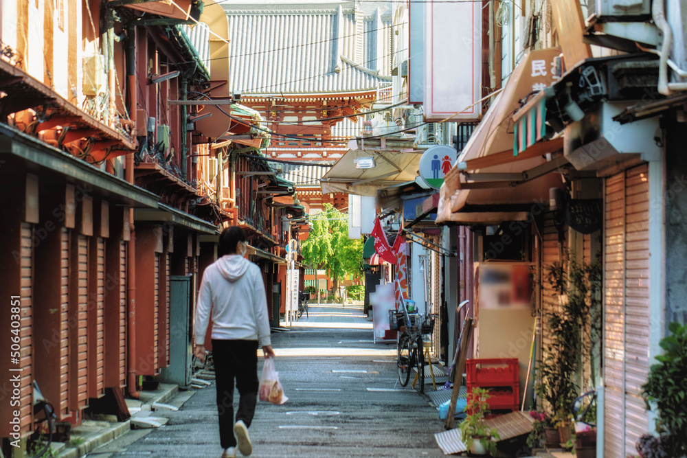 Fototapeta premium 東京、浅草仲見世の裏通りと浅草寺の宝蔵門が見える風景