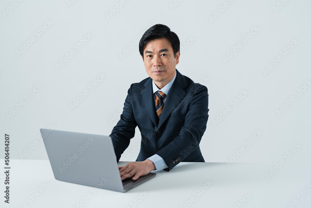 デスクワークをする60代ビジネスマン