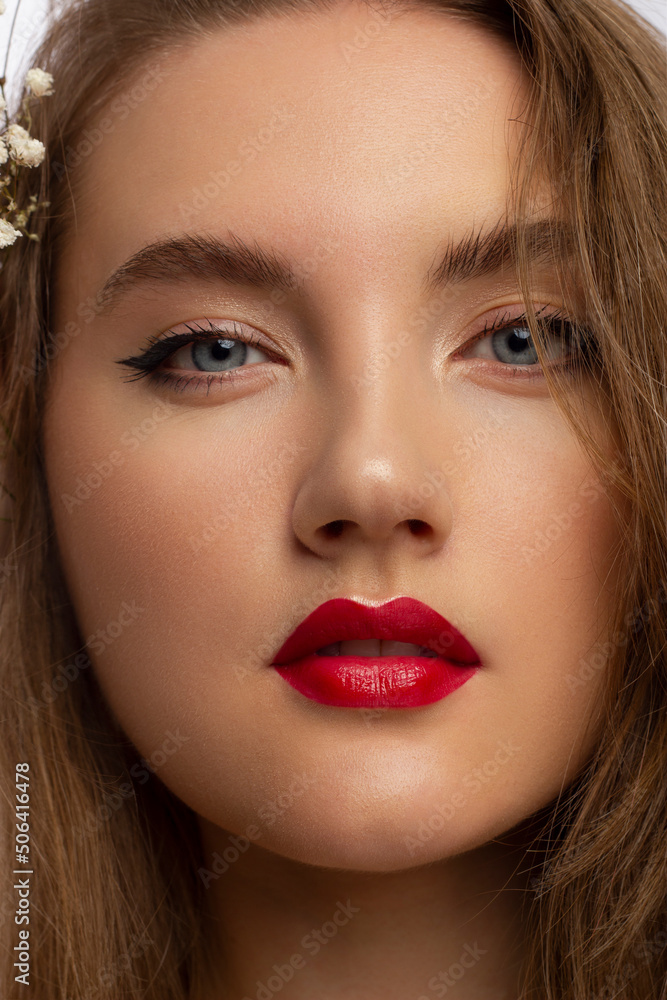 Glamour portrait of beautiful woman model with fresh daily makeup and romantic wavy hairstyle. Fashion shiny highlighter on skin, sexy gloss lips make-up and dark eyebrows Glamour portrait of beautiful woman model with fresh daily makeup and romantic wavy hairstyle. Fashion shiny highlighter on skin, sexy gloss lips make-up and dark eyebrows
