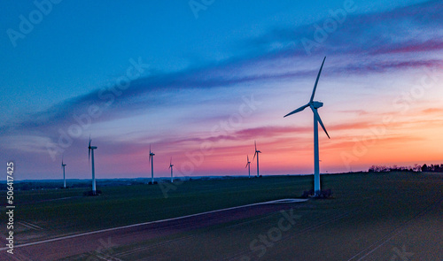 Windkraftanlagen im Sonnenuntergang photo
