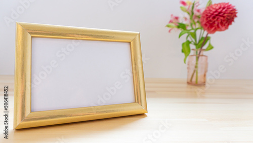 テーブルの上に飾られた写真立てと花