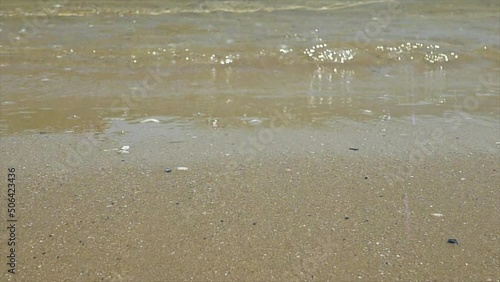 onda del mare che arriva sulla riva della battigia o bagnasciuga  photo
