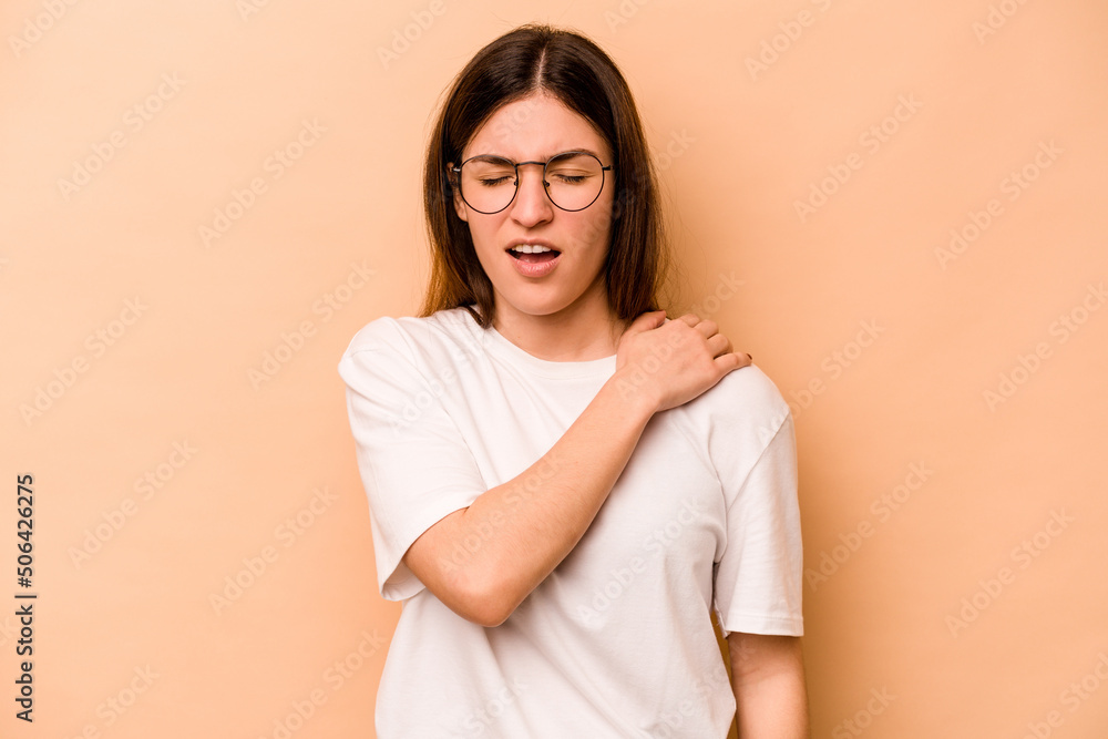 Obraz premium Young hispanic woman isolated on beige background having a shoulder pain.