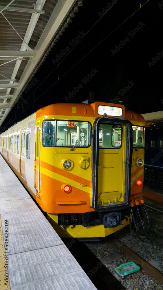 夜のしなの鉄道の軽井沢駅の風景