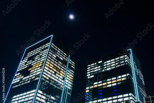 夜のオフィス街の高層ビル群