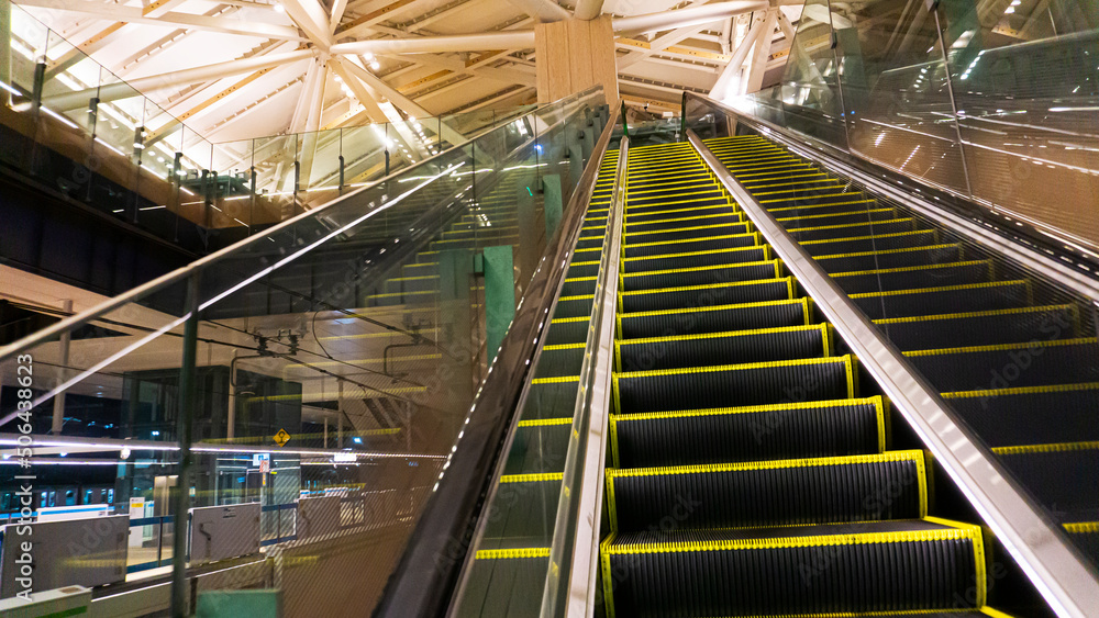 夜の駅構内のエスカレーターがある風景 夜の駅構内のエスカレーターがある風景