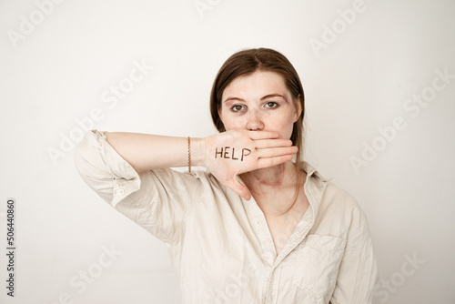 Φωτογραφία the girl asks for help, the inscription on her hand, suffering from hopelessness