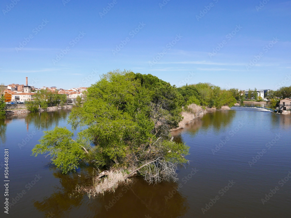 suggestiva e rilassante vista del fiume delle rive del fiume tormes a salamanca in spagna