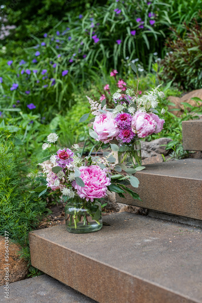 Blumenstrauß mit Pfingstrosen, Skabiose, Sterndolde und Eukalyptus, Hochzeitsdekoration mit frischen Blumen, Tischdekoration in Vase