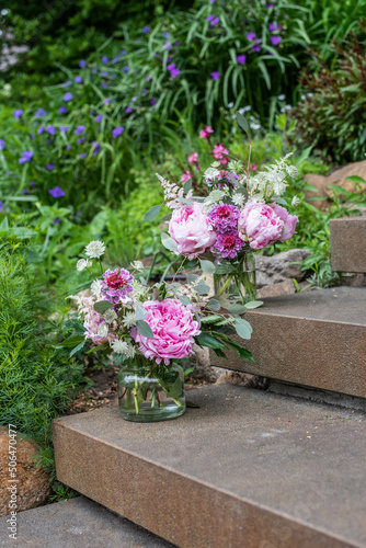 Blumenstrauß mit Pfingstrosen, Skabiose, Sterndolde und Eukalyptus, Hochzeitsdekoration mit frischen Blumen, Tischdekoration in Vase