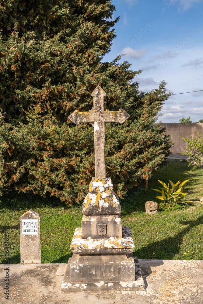 schönes Steinkreuz auf einem
Friedhof auf Spaniens Insel Mallorca schönes Steinkreuz auf einem
Friedhof auf Spaniens Insel Mallorca