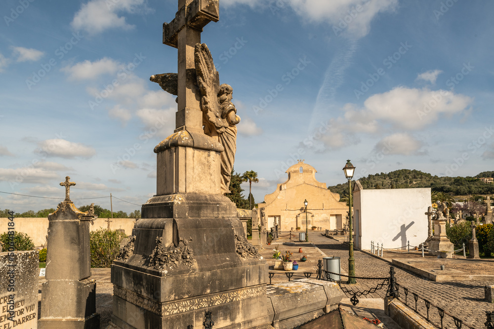 Blick über auf einen Friedhof in Spaniens Insel Mallorca