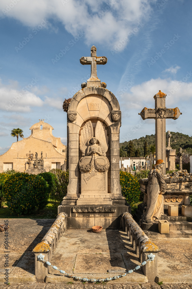 schönes großes Familiengrab
auf einem Friedhof in Spaniens Insel Mallorca