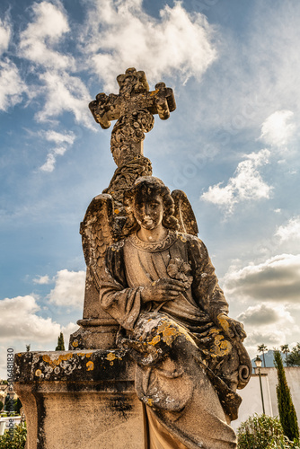 ein Engel sitzt auf einem Grabstein
Friedhof auf Spaniens Insel Mallorca