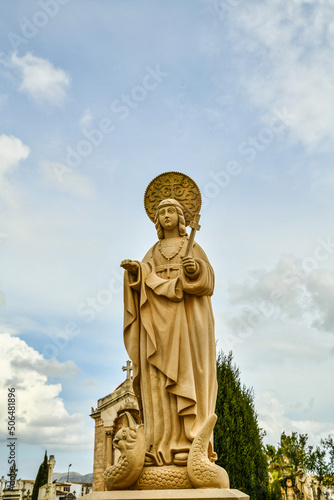 Madonna mit einem Heiligenschein eines Friedhofes auf Spaniens Insel Mallorca