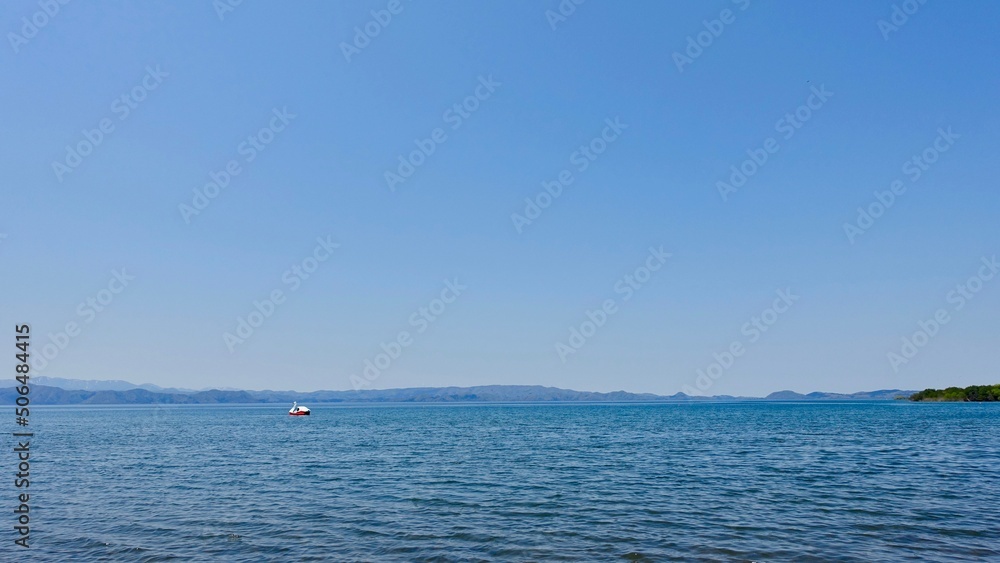 猪苗代湖とスワンボートの風景