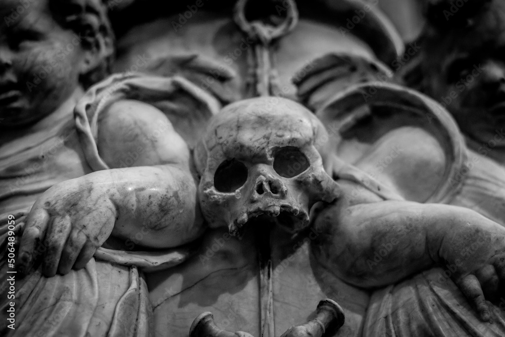 detalle de esculturas en blanco y negro con Simbolos de muerte, diablos, infierno detalle de esculturas en blanco y negro con Simbolos de muerte, diablos, infierno
