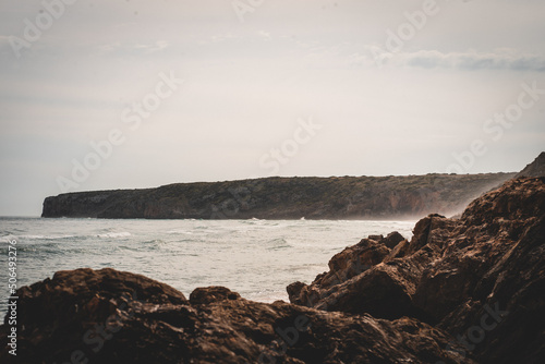 Küstenlandschaft mit Felsen und Meer 