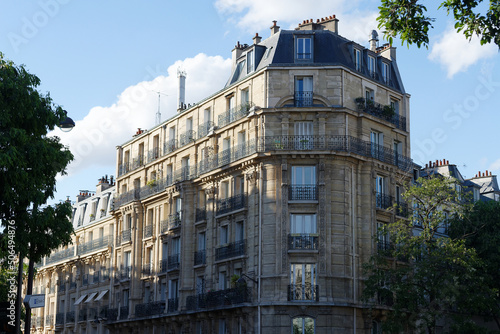 Fotografía The facade of traditional French house with typical balconies and windows