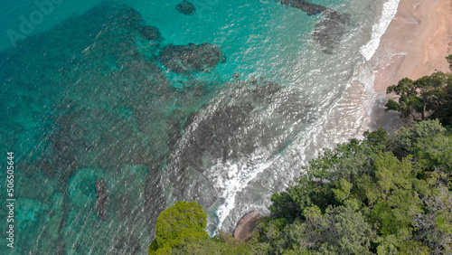 Küste am Rande des Urwalds in Costa Rica mit dem kristallklaren Meer aus der Vogelperspektive