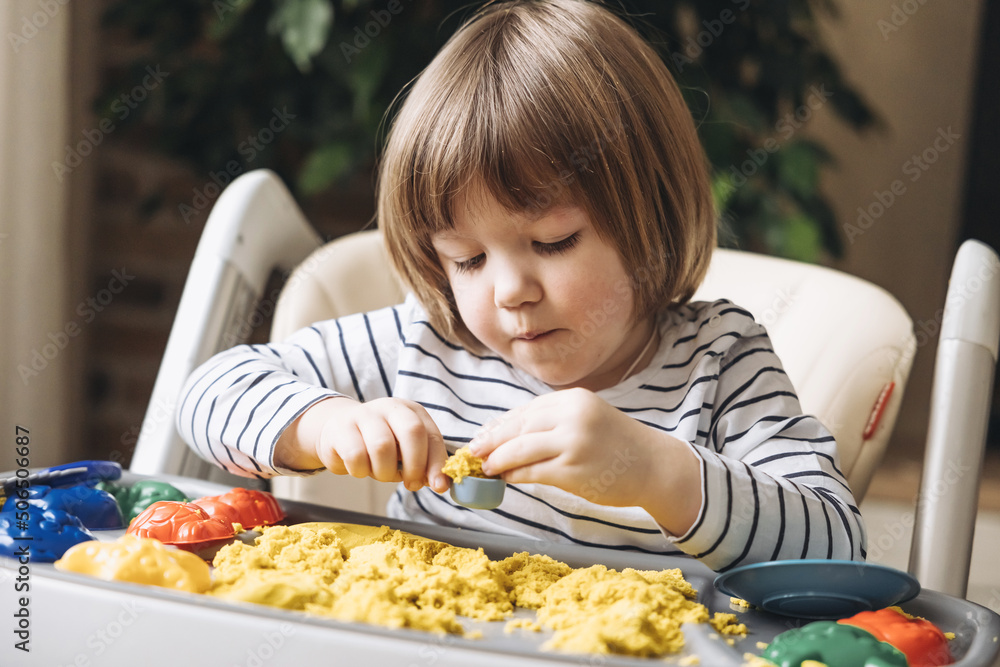 Cute little boy playing with kinetic sand. Development of fine motor  skills. Early sensory education. Activities Montessori. Sensory plays at  home. foto de Stock | Adobe Stock