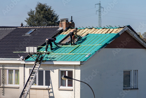 Ouvriers procédant à l'isolation d'un toit 