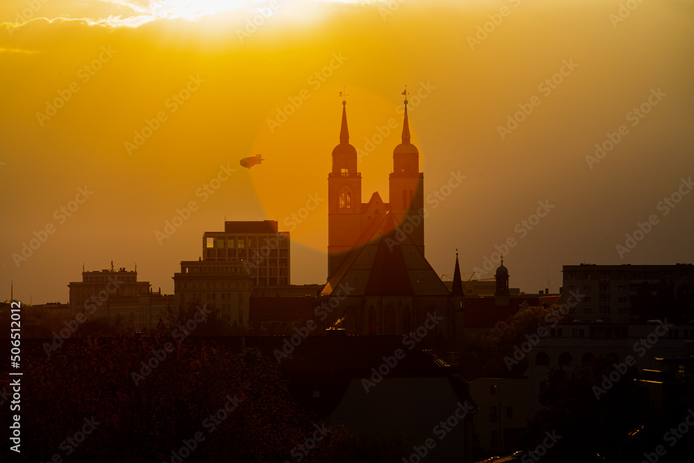 Skyline von Magdeburg im Sonnenuntergang im Sommer an der Elbe mit Lensflares, Gegenlicht, in Deutschland und Europa