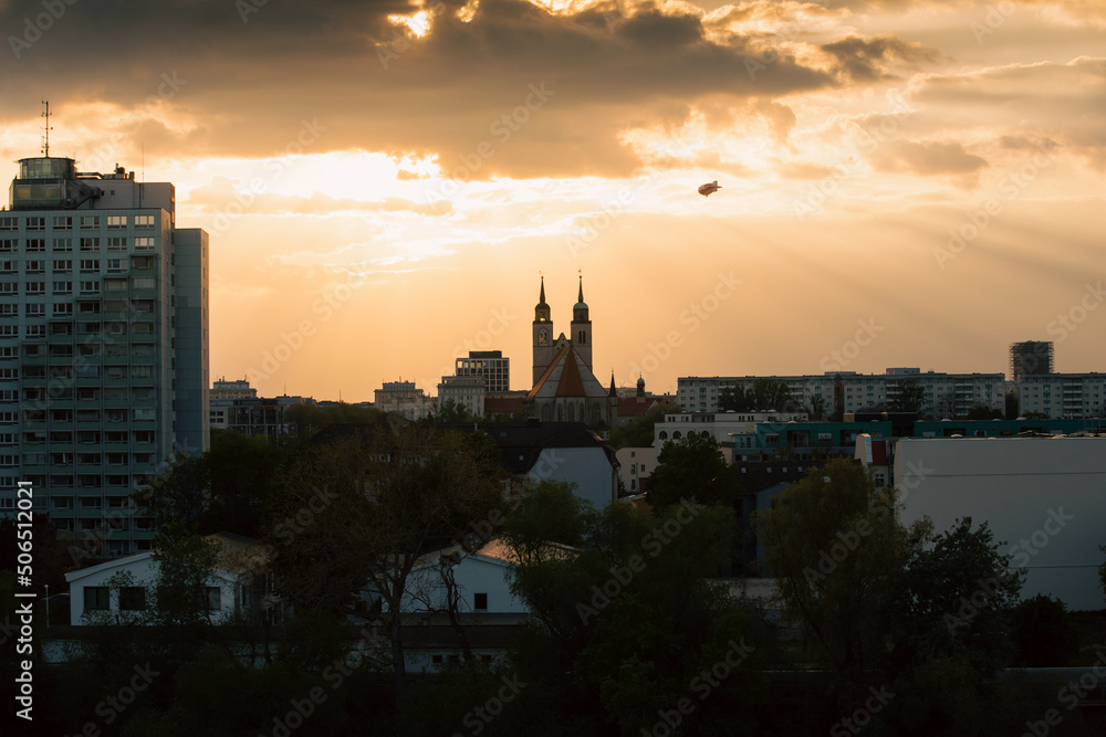 Panorama und Skyline von Magdeburg, Sachsen-Anhalt, Landeshauptstadt am Fluss Elbe, mit Hochhäusern, Johanniskirche, wichtigen Gebäuden und Sehenswürdigkeiten