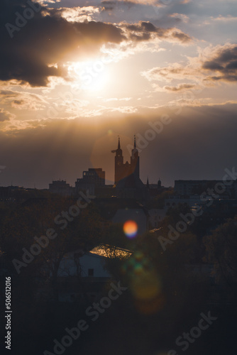 Skyline von Magdeburg im Abendrot im Sommer, Sachsen-Anhalt, Deutschland mit Silhouette von Johanniskirche und vielen Gebäuden der Landeshauptstadt