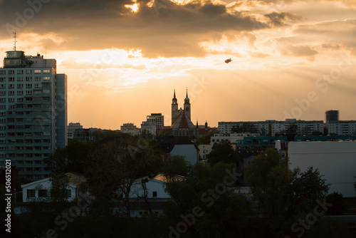 Panorama und Skyline von Magdeburg, Sachsen-Anhalt, Landeshauptstadt am Fluss Elbe, mit Hochhäusern, Johanniskirche, wichtigen Gebäuden und Sehenswürdigkeiten