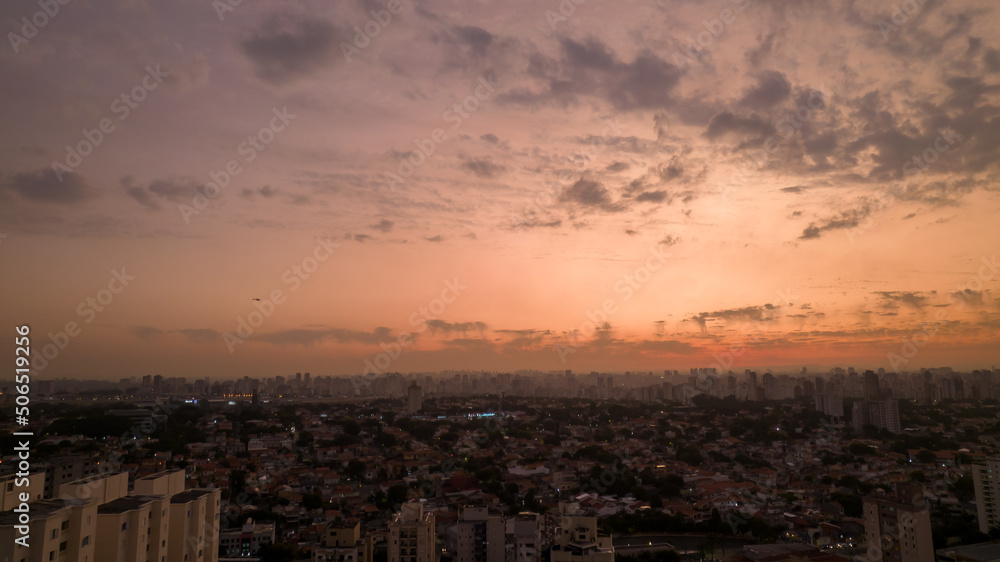 Fototapeta premium Beautiful sky with clouds in a sunset in São Paulo, Brazil. In the Planalto Paulista neighborhood. with residential buildings in the background