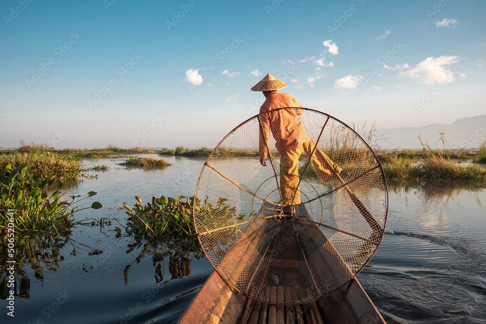 Φωτογραφία Intha fisherman leg rowing in traditional style at sunrise on Inle Lake, Shan State, Myanmar (Burma)