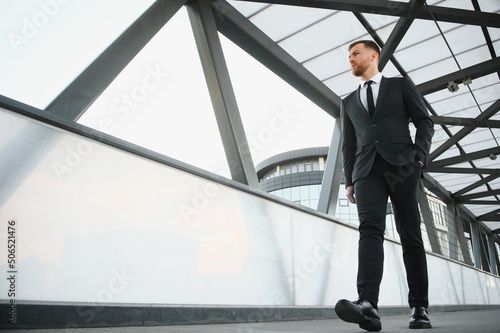 Businessman in an elegant city © Serhii