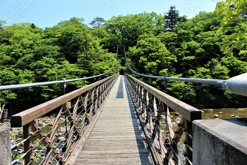 栃木県那須塩原市の七つ岩の吊橋（渡る人の目線）