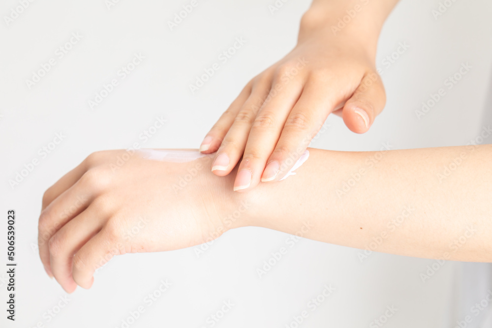 Fototapeta premium ハンドクリームをつける手元 Rough hands 