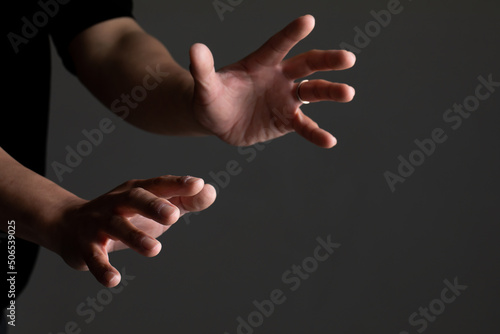 Foto 襲ってくる男性の手　Attacking male hand