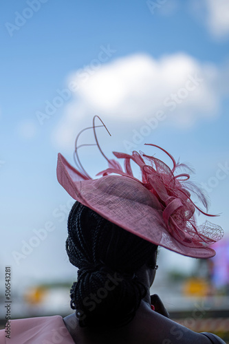 Murais de parede An attendee at a horse race, wearing a fancy hat.