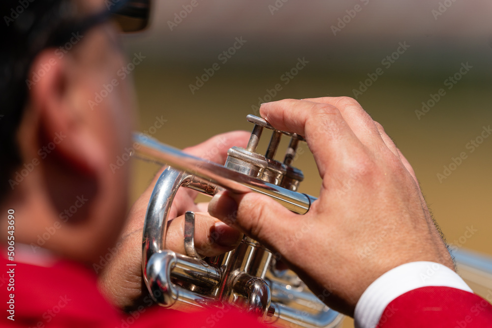 Obraz premium A bugle is sounded to announce the start of a horse race