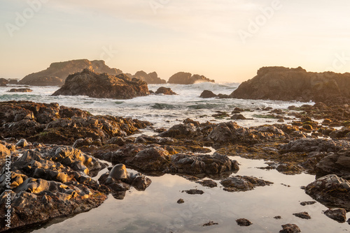 Foto warm sunset over receding tide of the pacific ocean