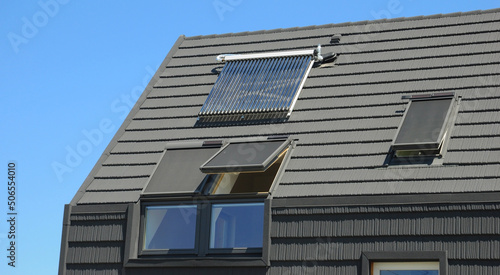 Foto Modern house rooftop with attic panoramic windows