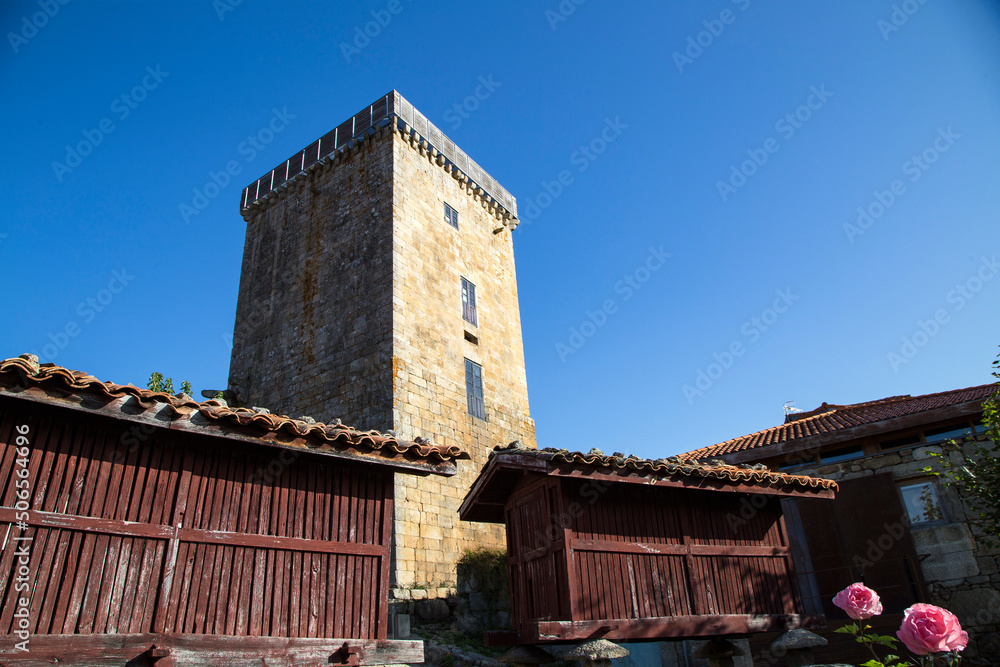 Torre de Vilanova dos Infantes. La torre del homenaje, de 19 m de altura, formaba parte de un antiguo castillo construido en el siglo X. Celanova, Galicia, España.