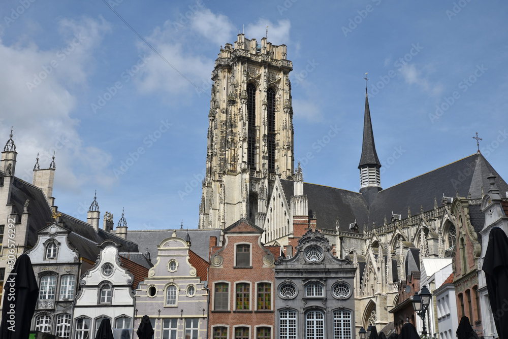 Obraz premium Maisons flamandes et beffroi d Malines. Belgique