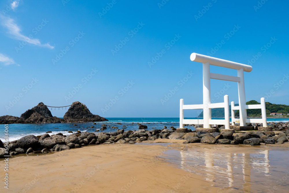 糸島の桜井二見ヶ浦の白い鳥居と夫婦岩