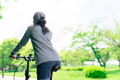 サイクリングする女性