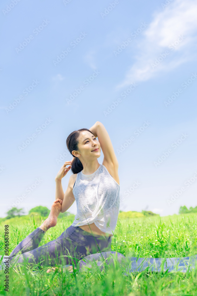 屋外でヨガをする女性　パークヨガ