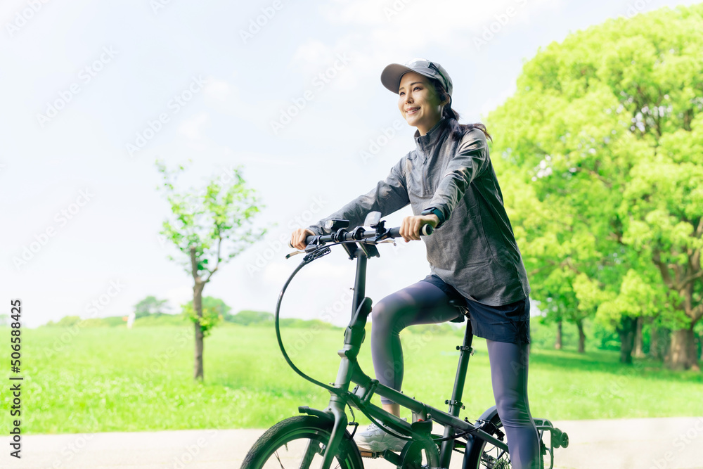ミニベロでサイクリングする女性 小径自転車 折り畳み自転車 Photos Adobe Stock