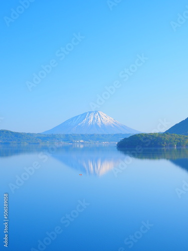 北海道の絶景 春の洞爺湖と羊蹄山リフレクション